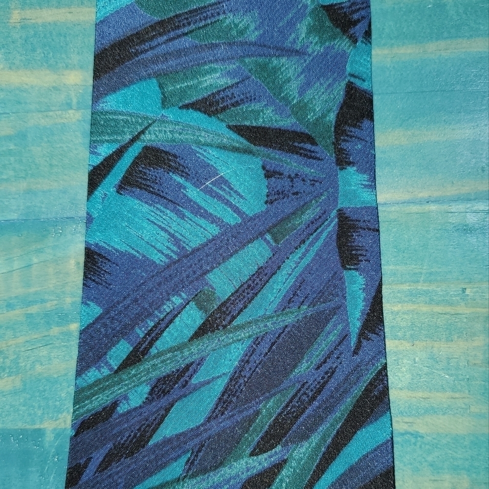 Blue leaf pattern tie NEW - Picture 3 of 6